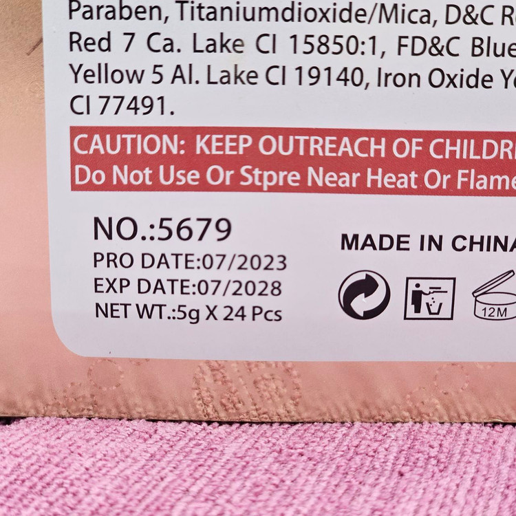 رژلب مایع مات برند کویدن رز کله استوانه ای