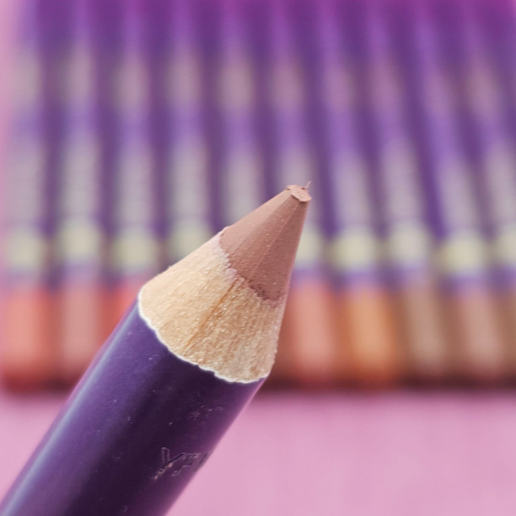 رژلب مدادی نرم و رنگ بندی نود برند پرشین کوئین