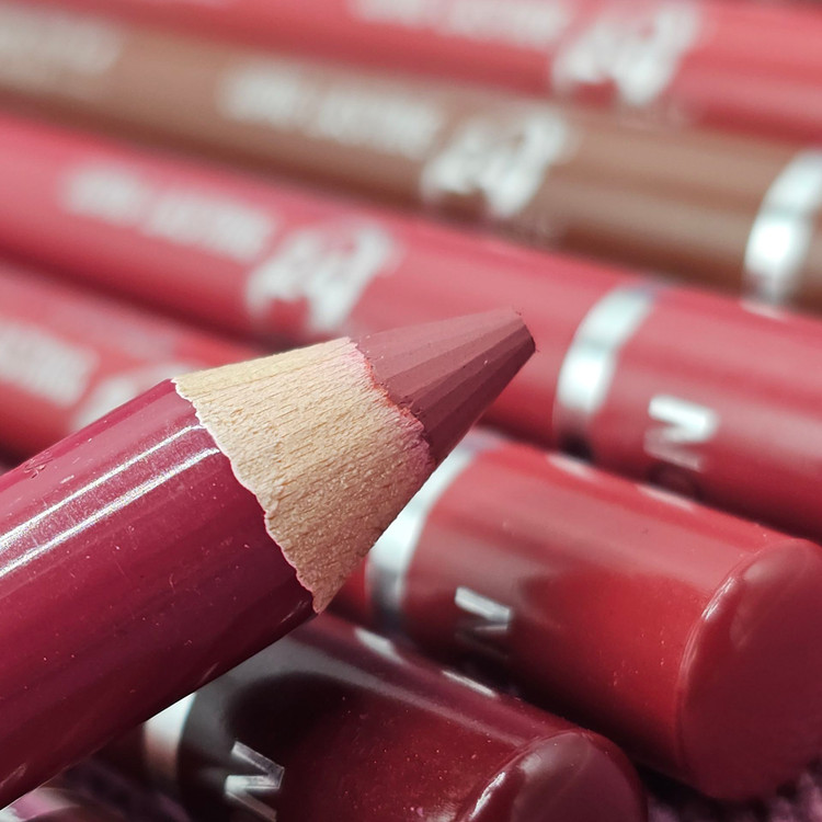 رژلب مدادی نرم و مخملی برند کالیستا