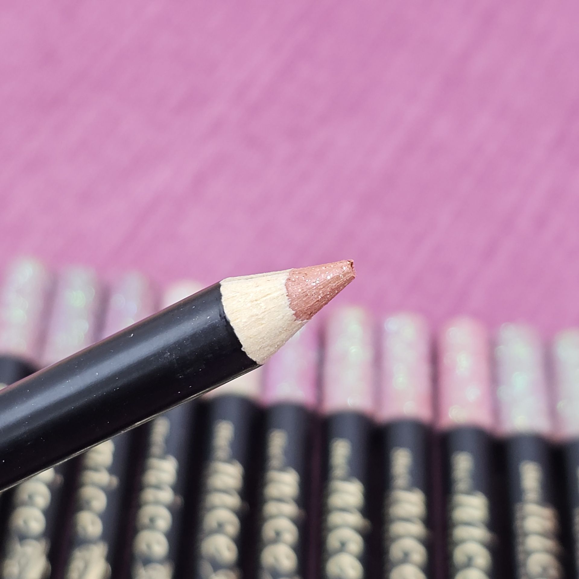 رژلب مدادی شاین دار با رنگدهی جذاب برند نایس