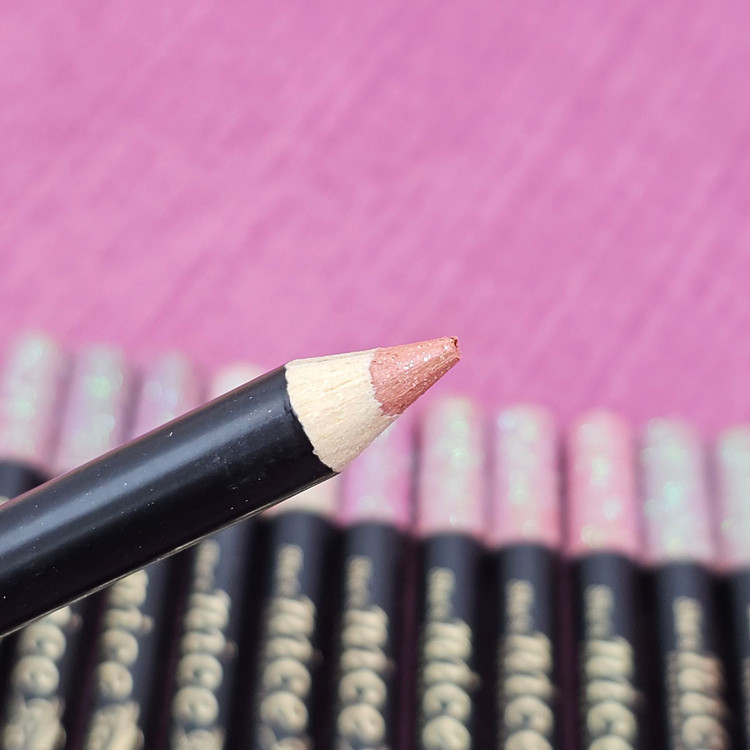 رژلب مدادی شاین دار با رنگدهی جذاب برند نایس