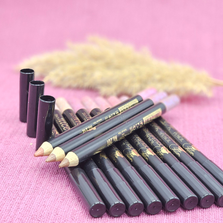 رژلب مدادی شاین دار با رنگدهی جذاب برند نایس