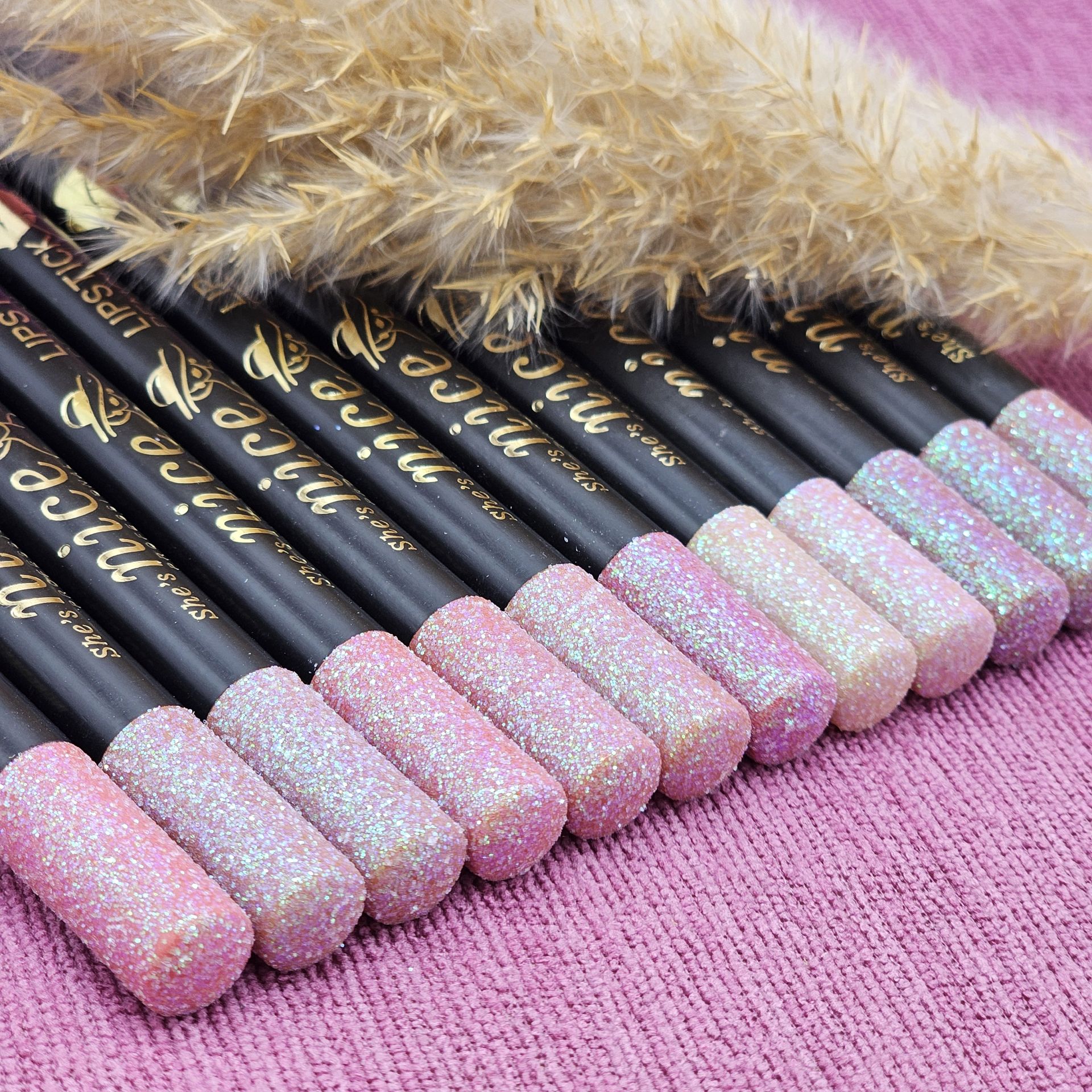 رژلب مدادی شاین دار با رنگدهی جذاب برند نایس