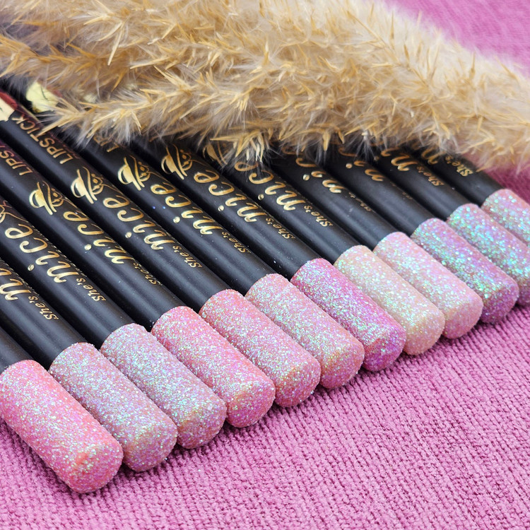 رژلب مدادی شاین دار با رنگدهی جذاب برند نایس