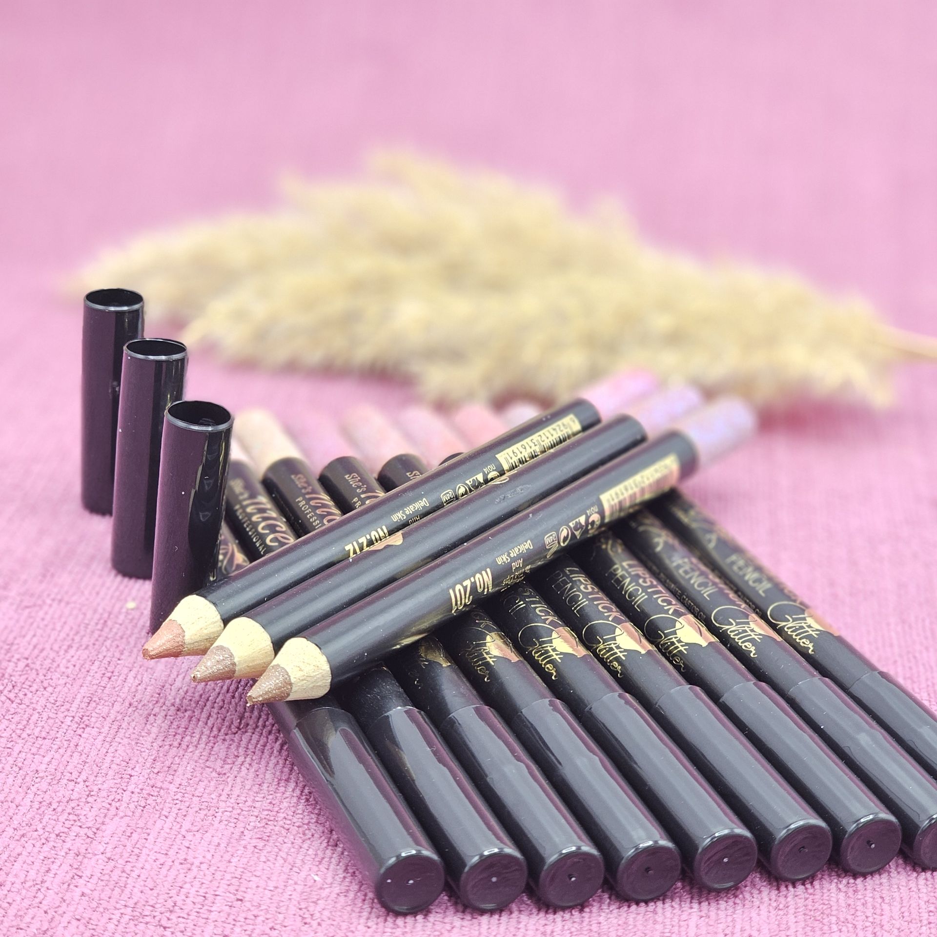 رژلب مدادی شاین دار با رنگدهی جذاب برند نایس