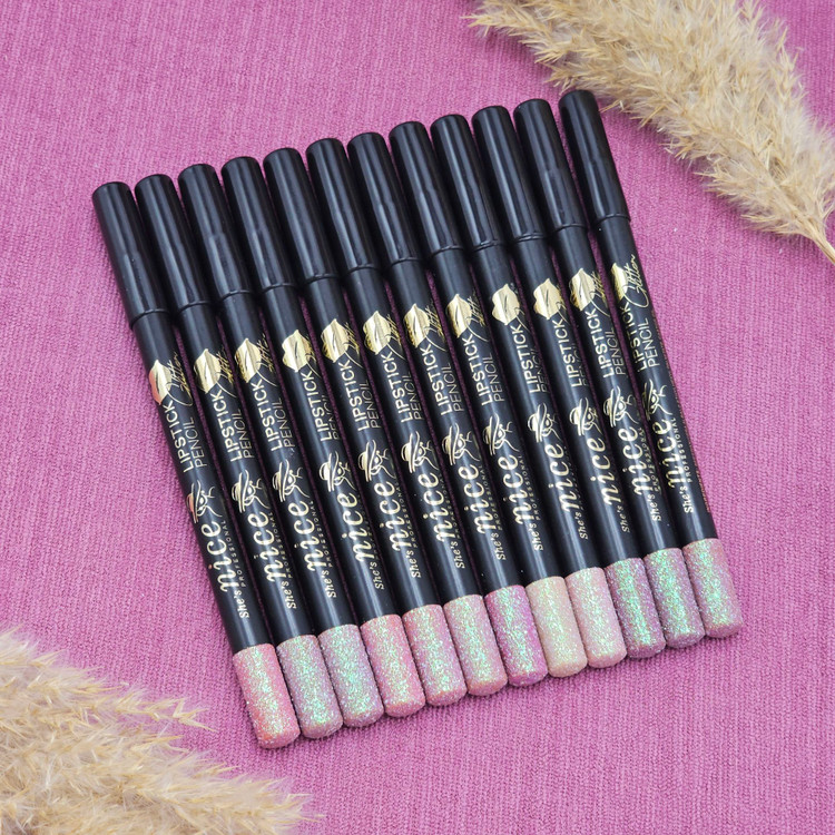 رژلب مدادی شاین دار با رنگدهی جذاب برند نایس