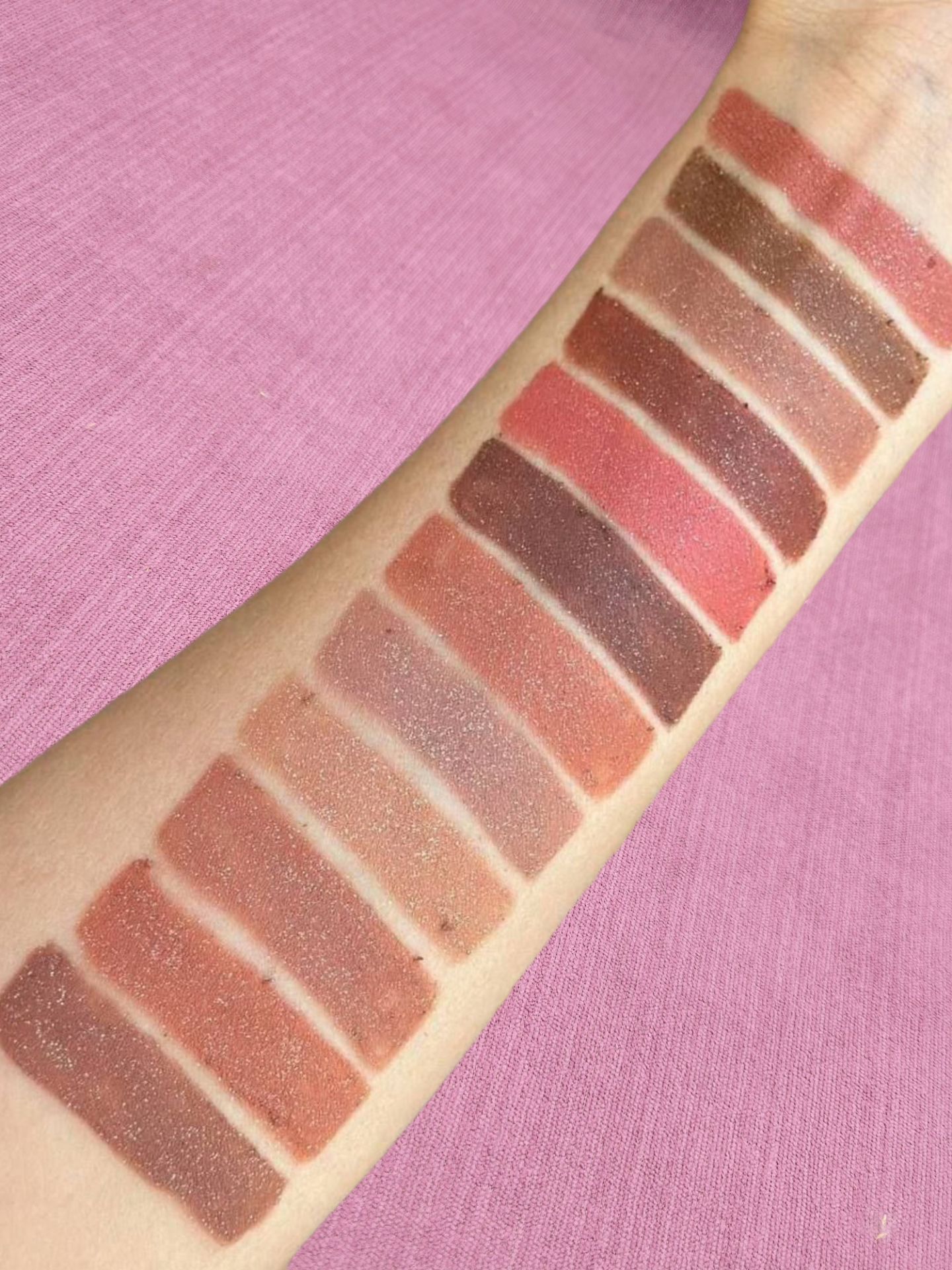 رژلب مدادی شاین دار با رنگدهی جذاب برند نایس