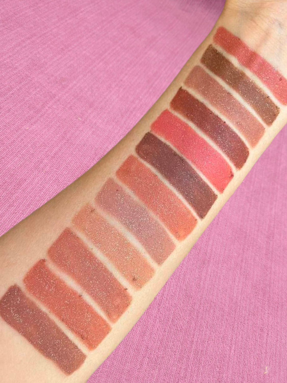 رژلب مدادی شاین دار با رنگدهی جذاب برند نایس