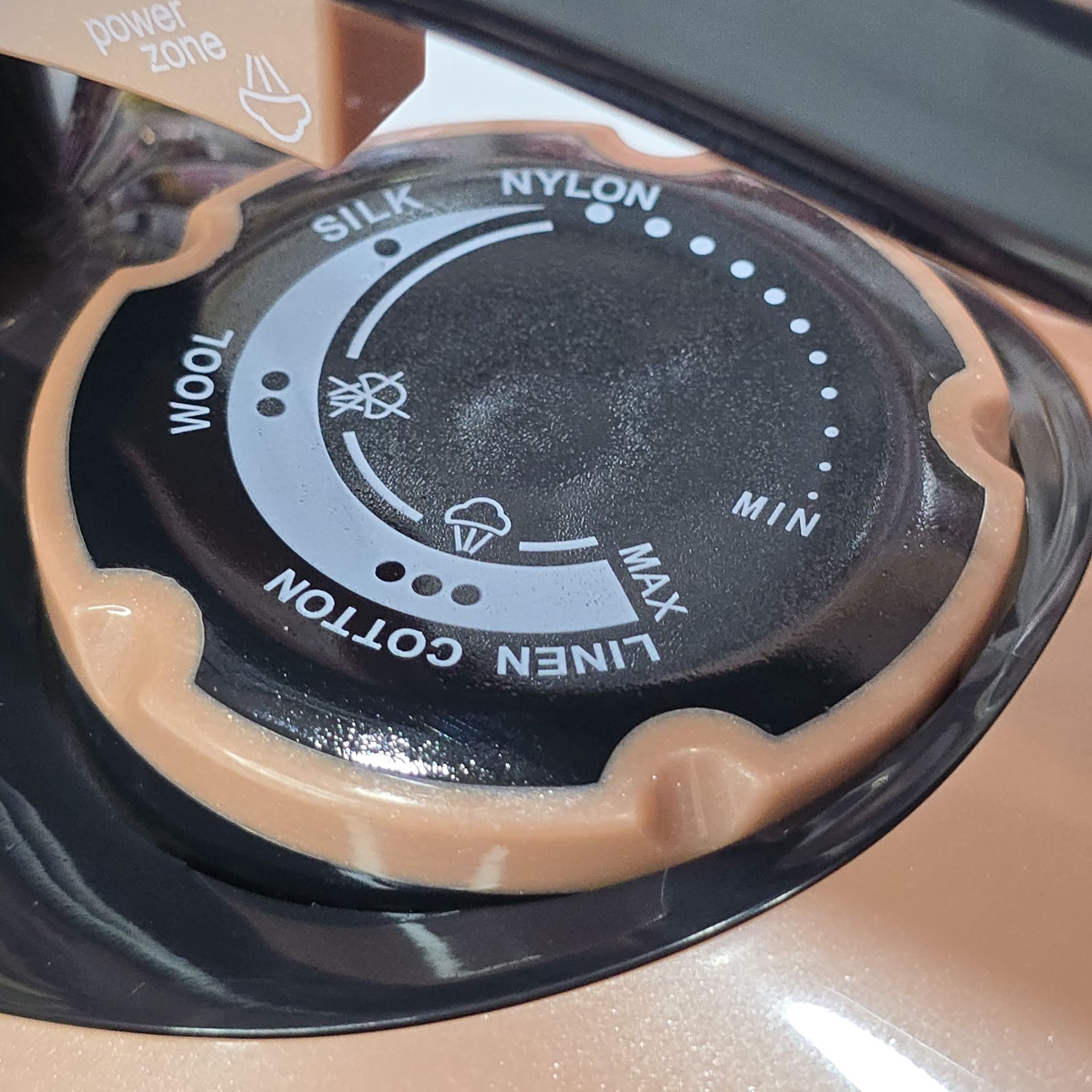 اتو بخار هوشمند برند روگن مدل RU_1015