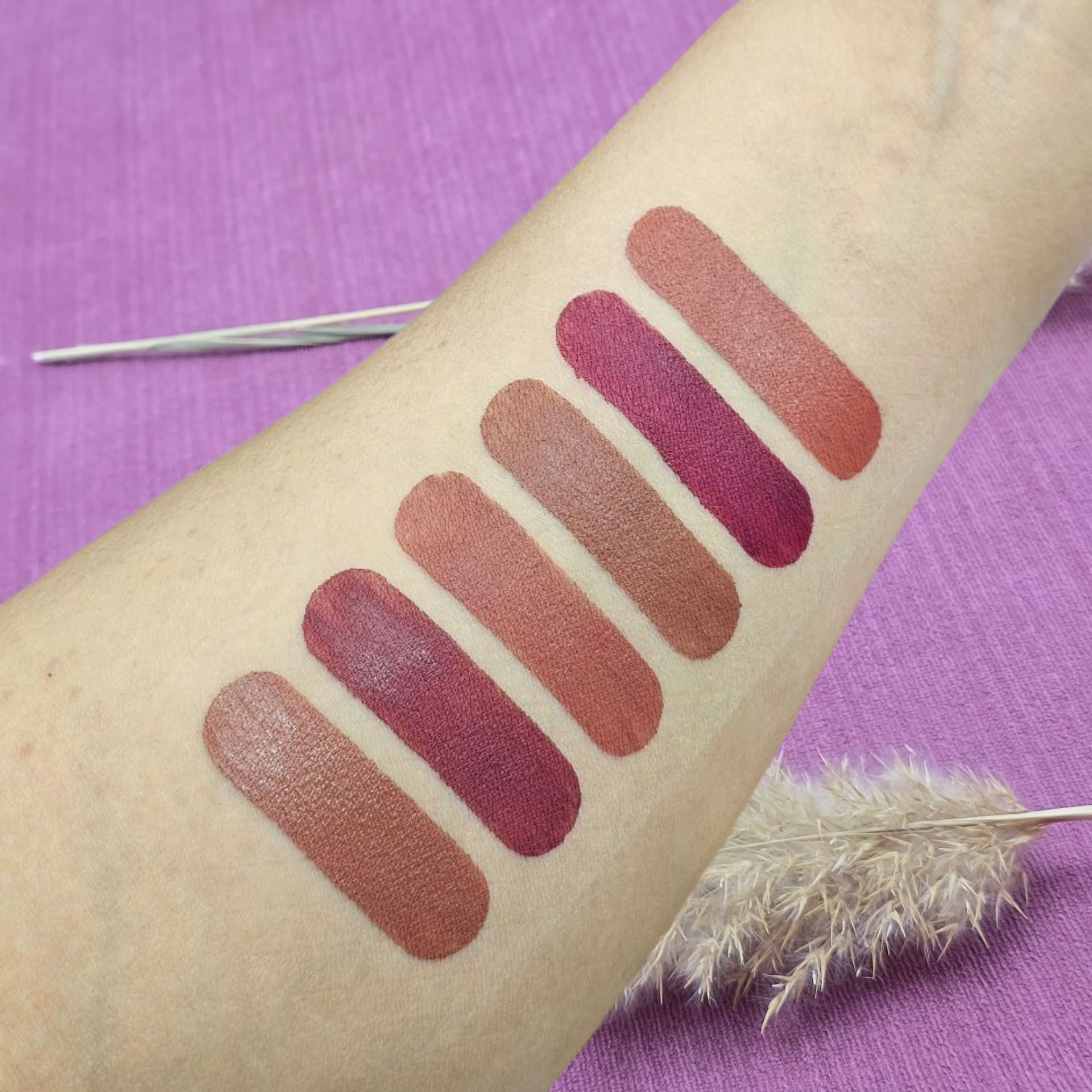 رژلب مایع مات و ضدآب و مخملی و سبک با رنگبندی نود برند لیدی بیوتی