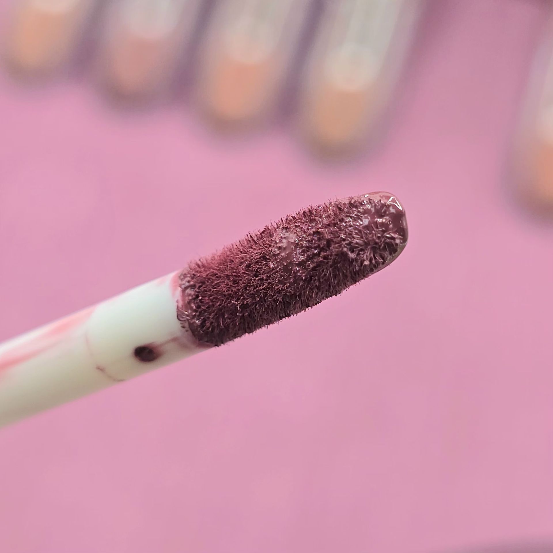 رژلب مایع مات و ضدآب و مخملی و سبک با رنگبندی نود برند لیدی بیوتی