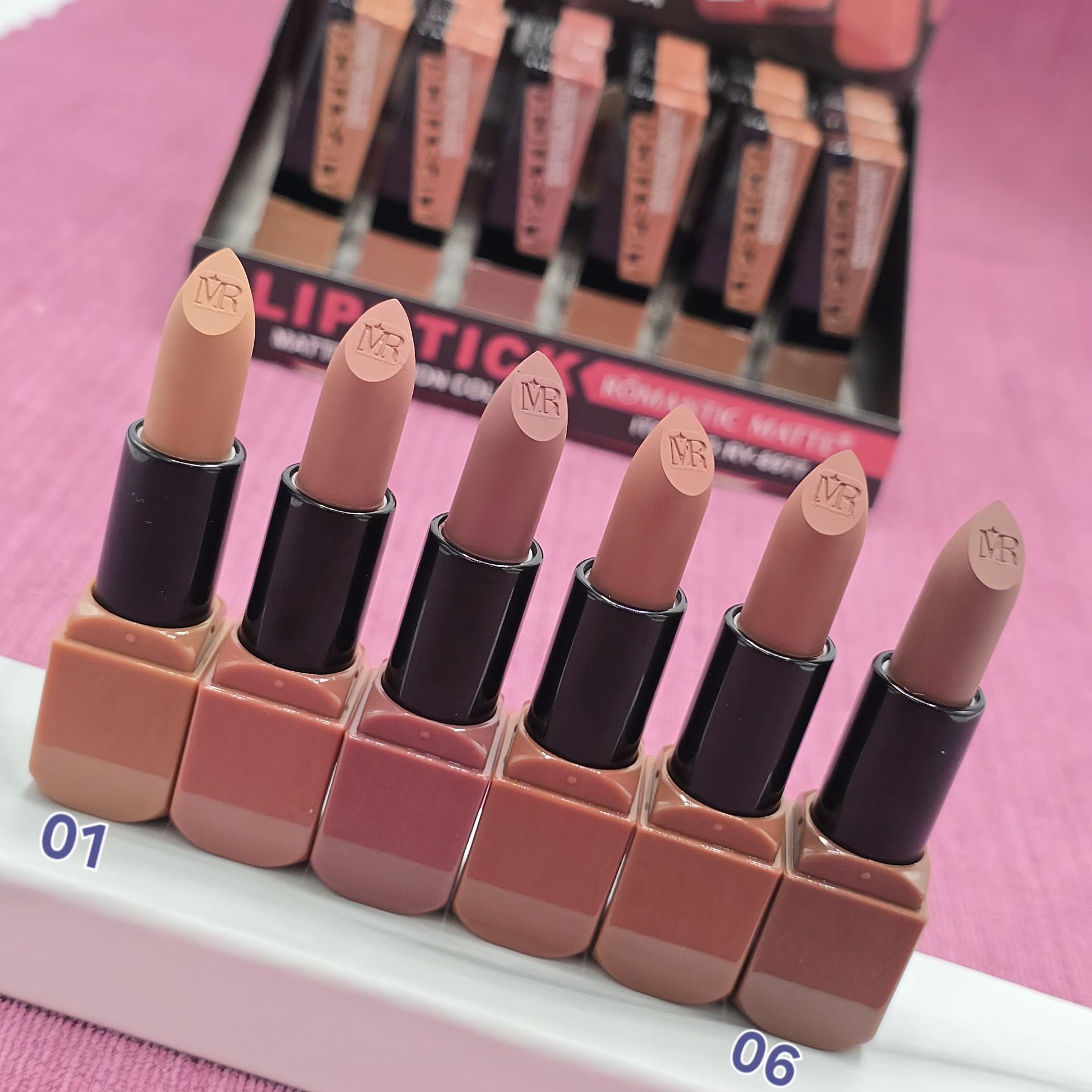 رژلب جامد مات و مخملی و کاملا سبک و خوشرنگ از برند رمانتیک مات