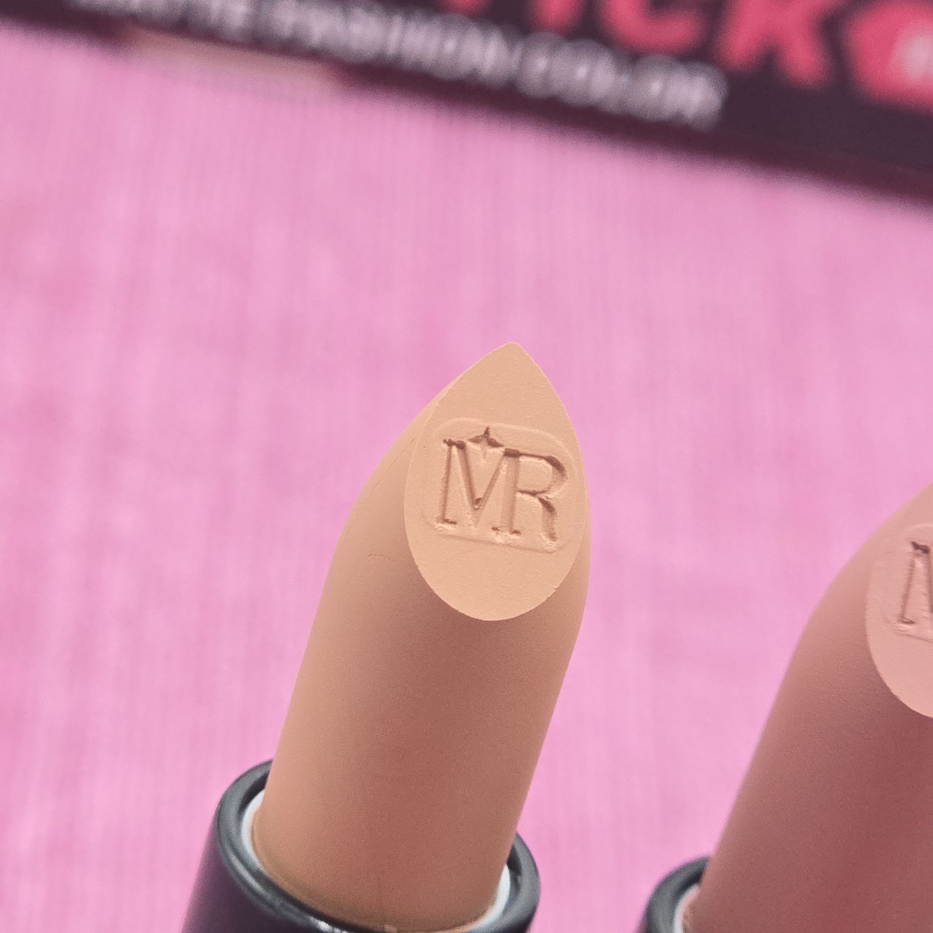 رژلب جامد مات و مخملی و کاملا سبک و خوشرنگ از برند رمانتیک مات