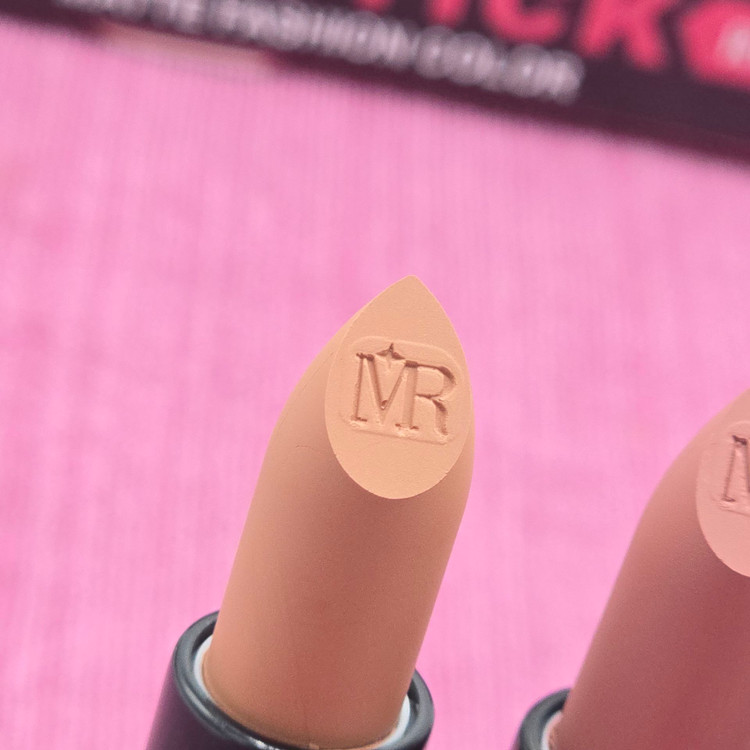 رژلب جامد مات و مخملی و کاملا سبک و خوشرنگ از برند رمانتیک مات