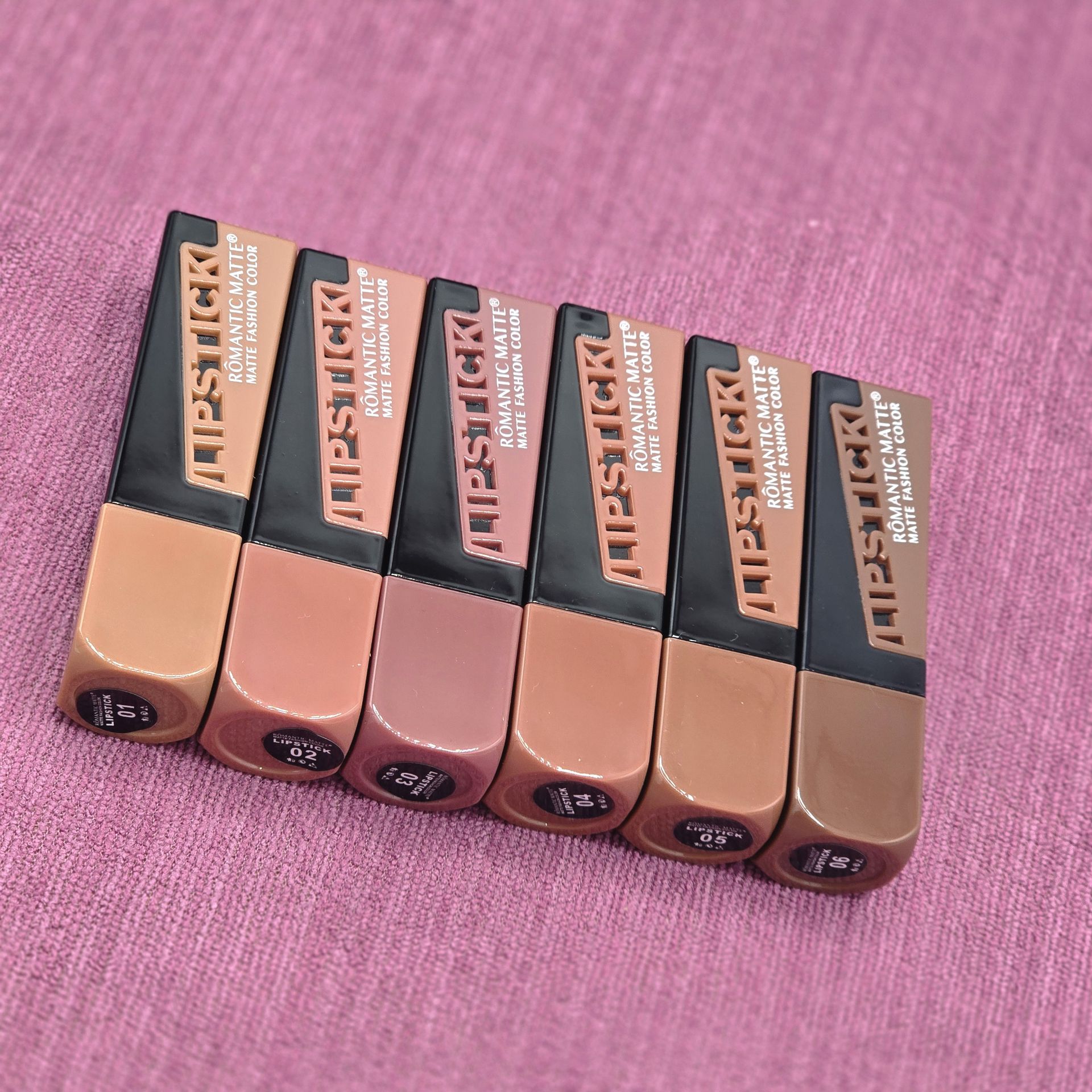 رژلب جامد مات و مخملی و کاملا سبک و خوشرنگ از برند رمانتیک مات