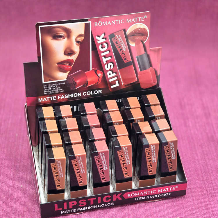 رژلب جامد مات و مخملی و کاملا سبک و خوشرنگ از برند رمانتیک مات