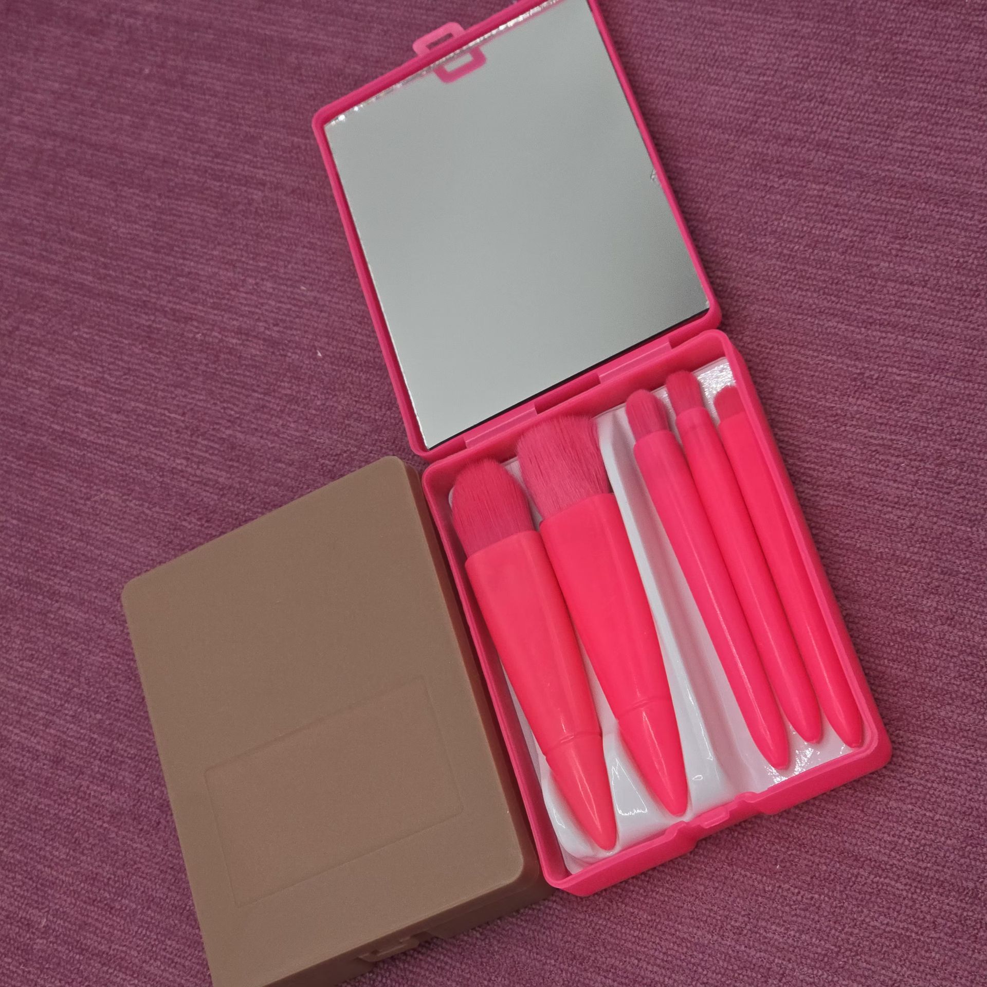 ست براش آرایشی مدل آینه دار 5 تکه با تراکم بالاست براش آرایشی مدل آینه دار 5 تکه با تراکم بالا