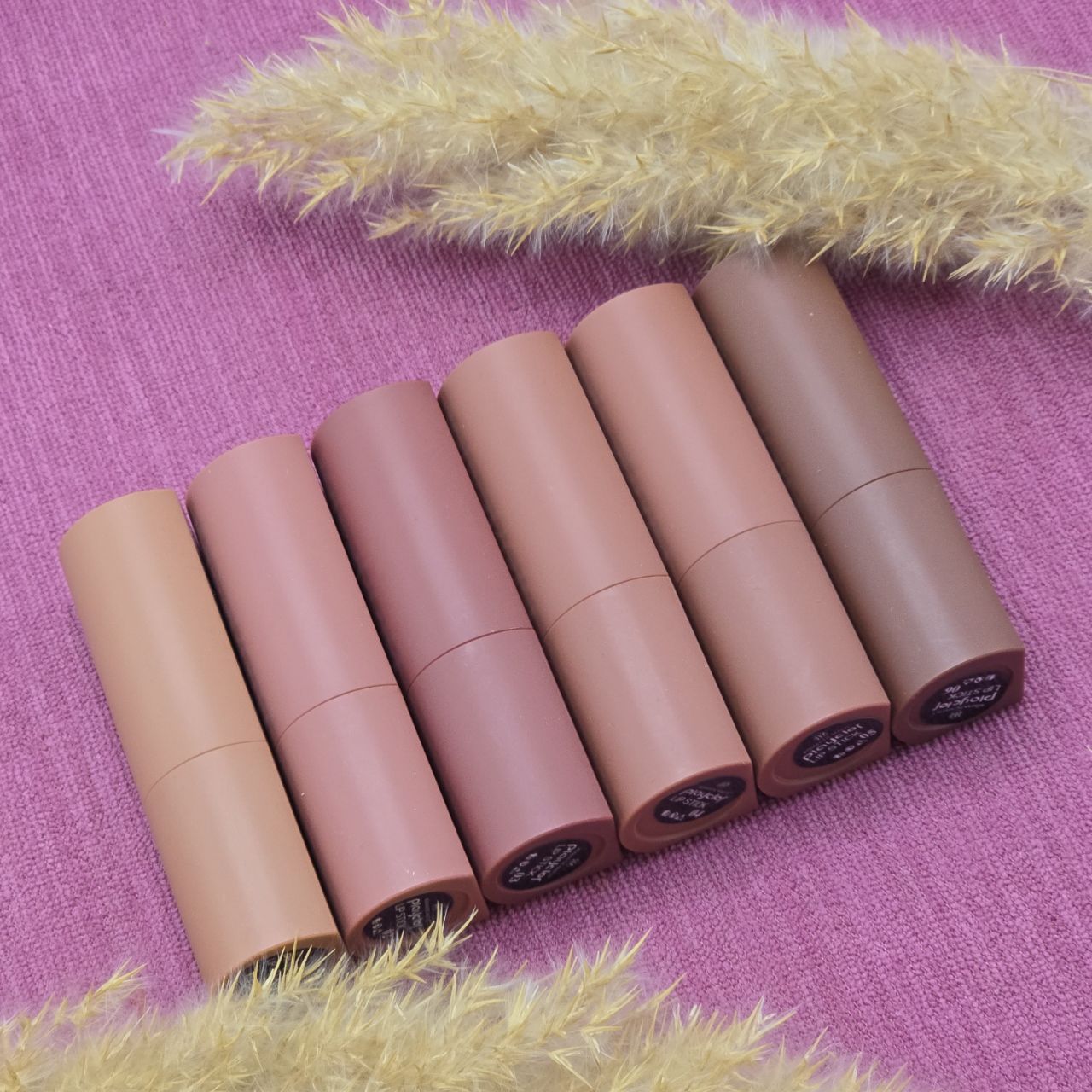 رژلب جامد مات و مخملی و کاملا سبک از برند رمانتیک مات