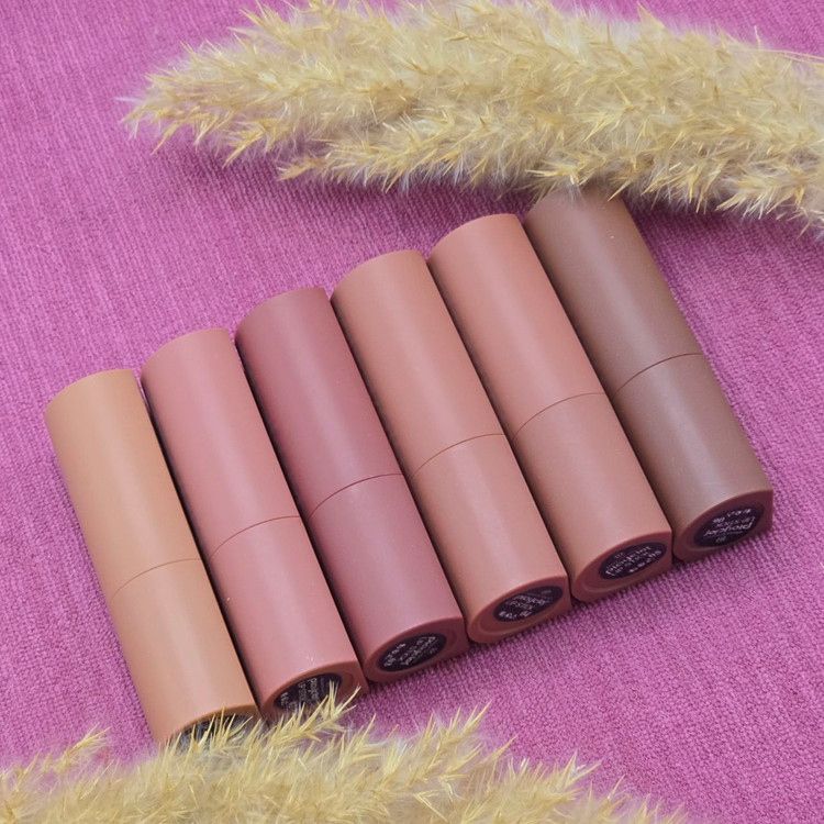 رژلب جامد مات و مخملی و کاملا سبک از برند رمانتیک مات