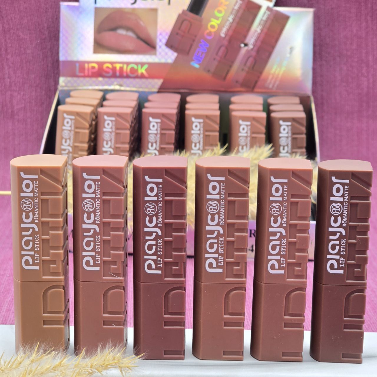 رژلب جامد مات و مخملی و کاملا سبک از برند رمانتیک مات