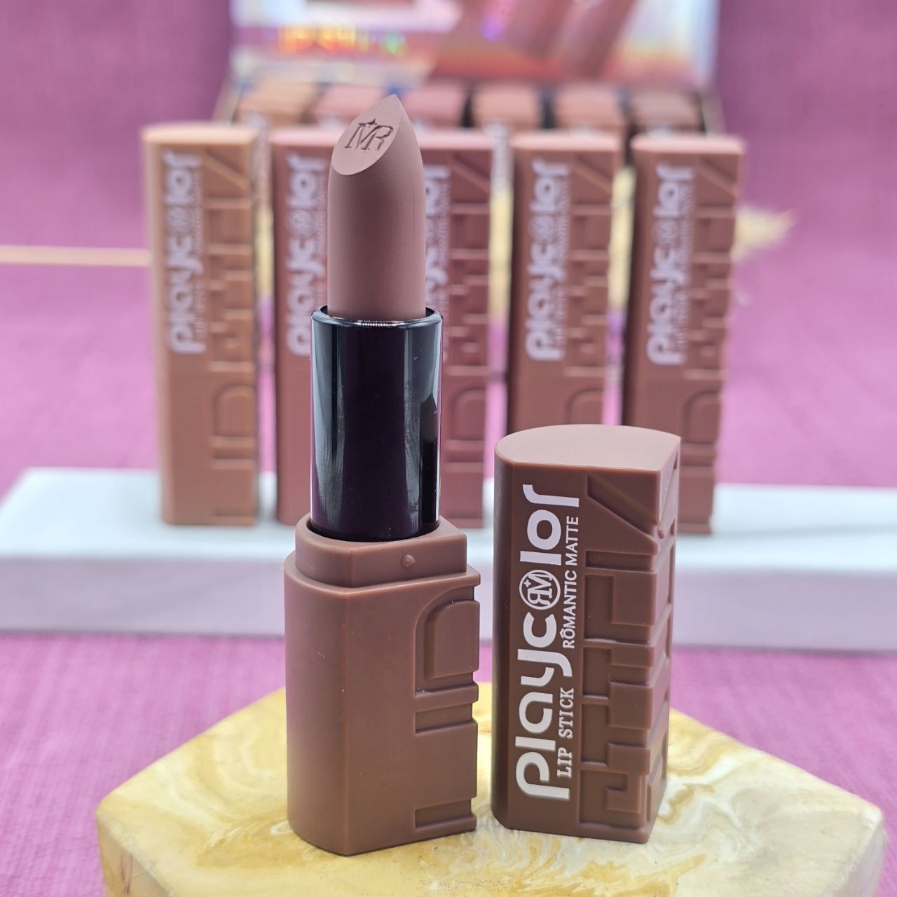 رژلب جامد مات و مخملی و کاملا سبک از برند رمانتیک مات