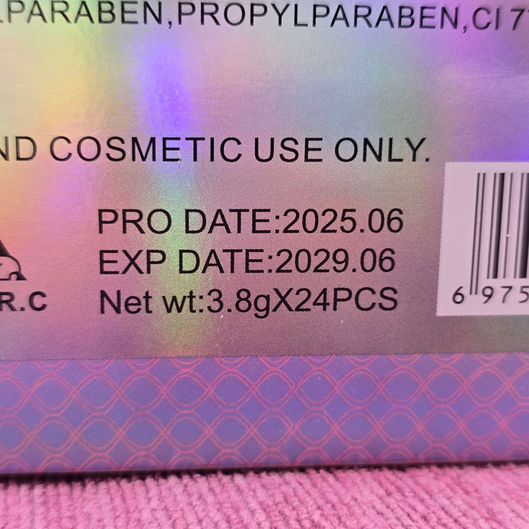 رژلب جامد مات و مخملی و کاملا سبک از برند رمانتیک مات