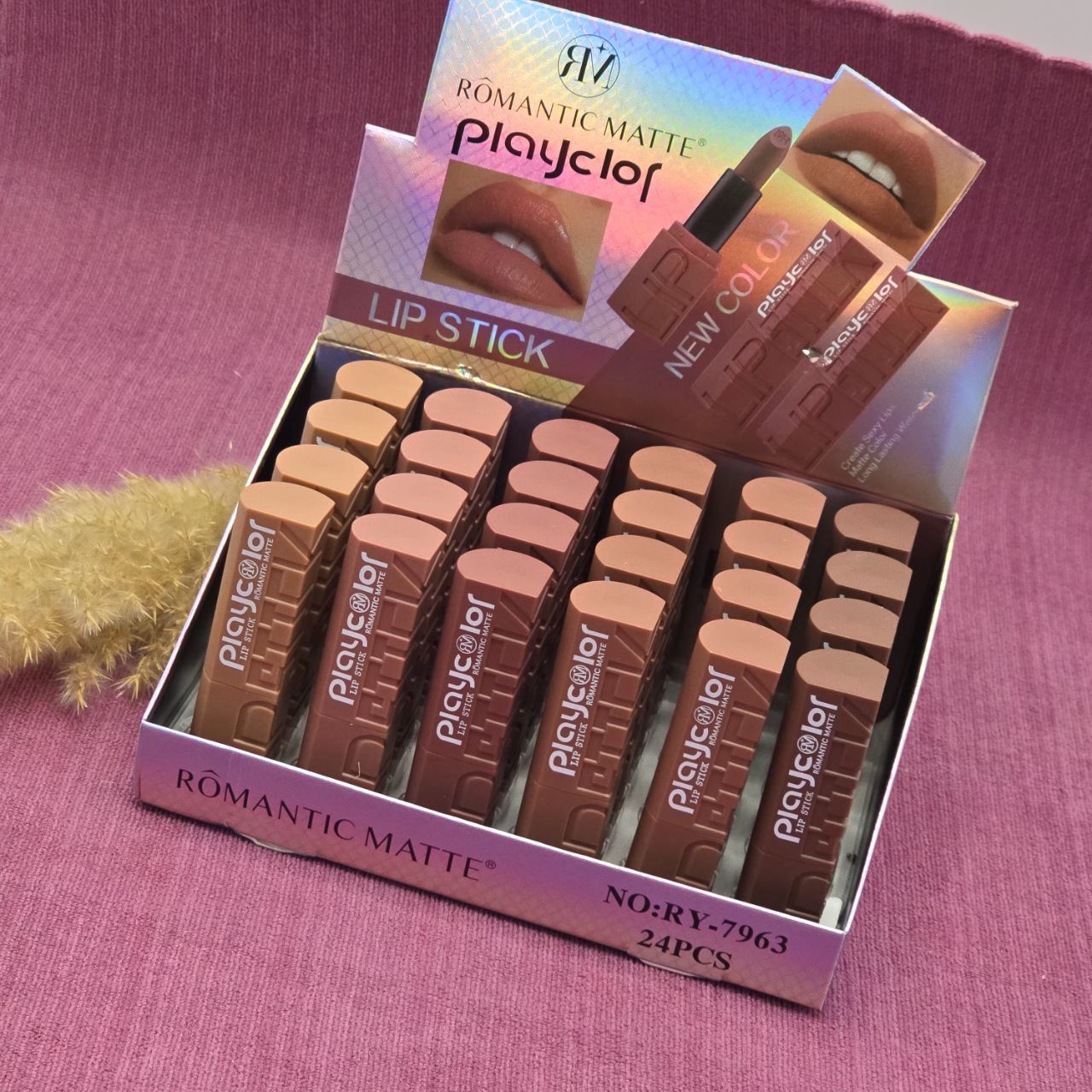 رژلب جامد مات و مخملی و کاملا سبک از برند رمانتیک مات