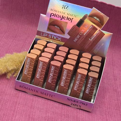 رژلب جامد مات و مخملی و کاملا سبک از برند رمانتیک مات