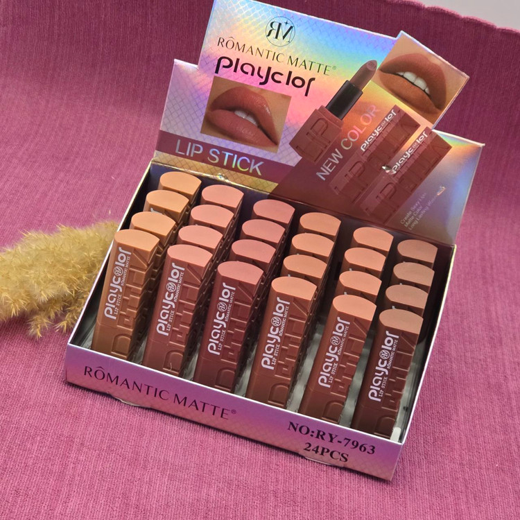 رژلب جامد مات و مخملی و کاملا سبک از برند رمانتیک مات