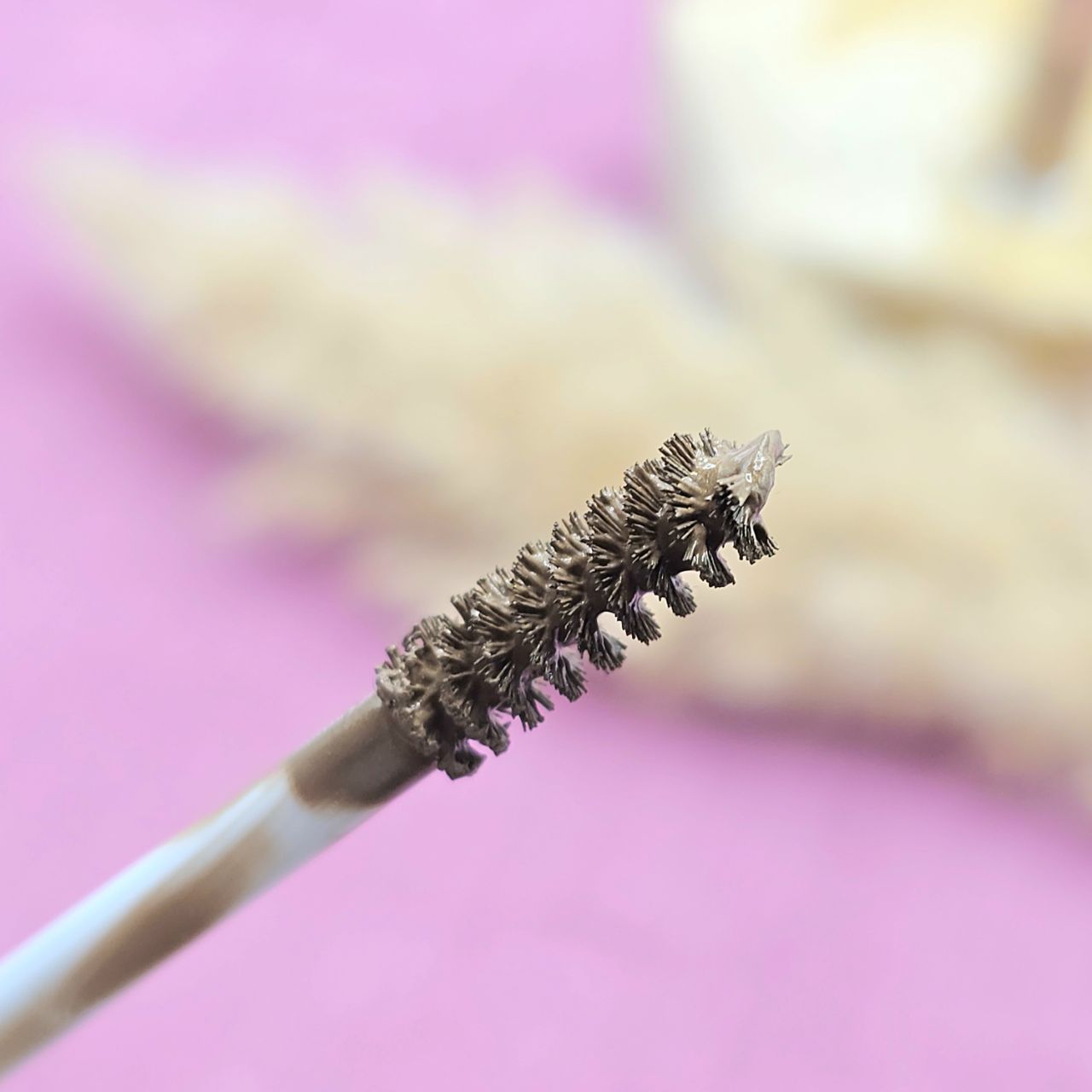 ریمل ابرو ضدآب و باکیفیت و رنگدهی عالی از برند مدا