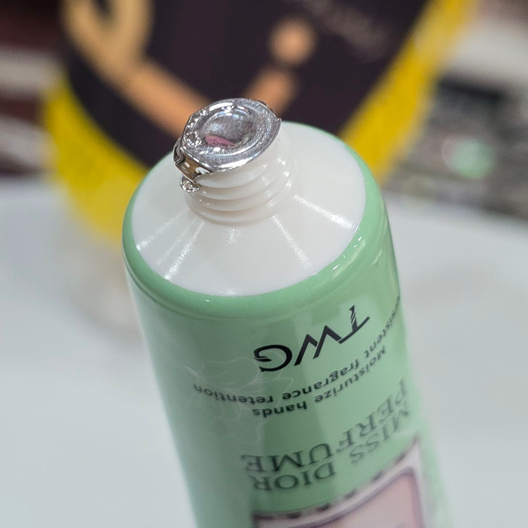 کرم های پنج قلو مرطوب کننده و آبرسان عطری برند TWG